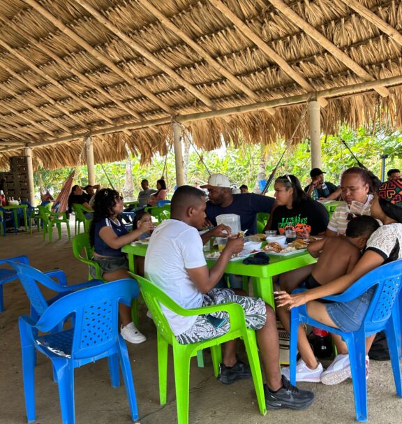En nuestro restaurante campestre ofrecemos una experiencia gastronómica basada en la tradición, el sabor y la frescura de los ingredientes. Cada plato es preparado al momento en un ambiente natural y acogedor, pensado para que los visitantes disfruten no solo de la comida, sino también de un espacio tranquilo para compartir en familia y con amigos.