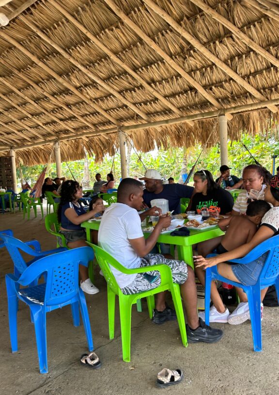 En nuestro restaurante campestre ofrecemos una experiencia gastronómica basada en la tradición, el sabor y la frescura de los ingredientes. Cada plato es preparado al momento en un ambiente natural y acogedor, pensado para que los visitantes disfruten no solo de la comida, sino también de un espacio tranquilo para compartir en familia y con amigos.