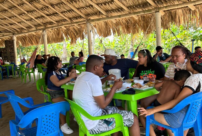 En nuestro restaurante campestre ofrecemos una experiencia gastronómica basada en la tradición, el sabor y la frescura de los ingredientes. Cada plato es preparado al momento en un ambiente natural y acogedor, pensado para que los visitantes disfruten no solo de la comida, sino también de un espacio tranquilo para compartir en familia y con amigos.