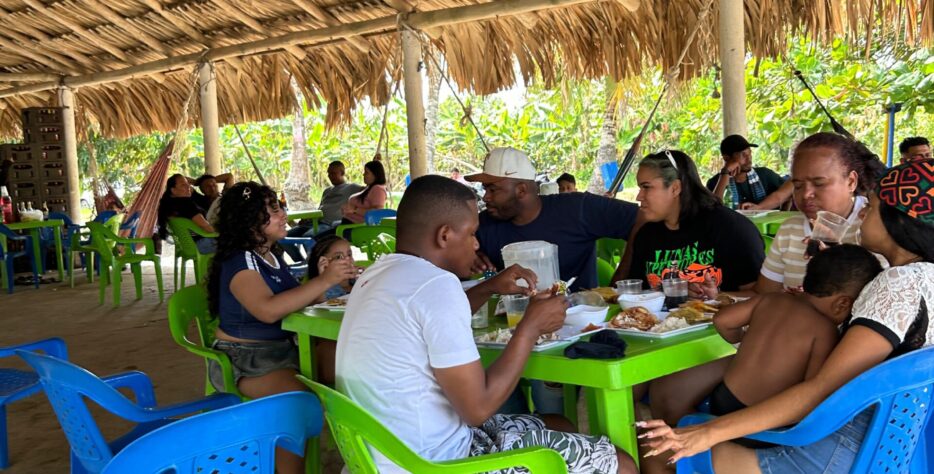En nuestro restaurante campestre ofrecemos una experiencia gastronómica basada en la tradición, el sabor y la frescura de los ingredientes. Cada plato es preparado al momento en un ambiente natural y acogedor, pensado para que los visitantes disfruten no solo de la comida, sino también de un espacio tranquilo para compartir en familia y con amigos.