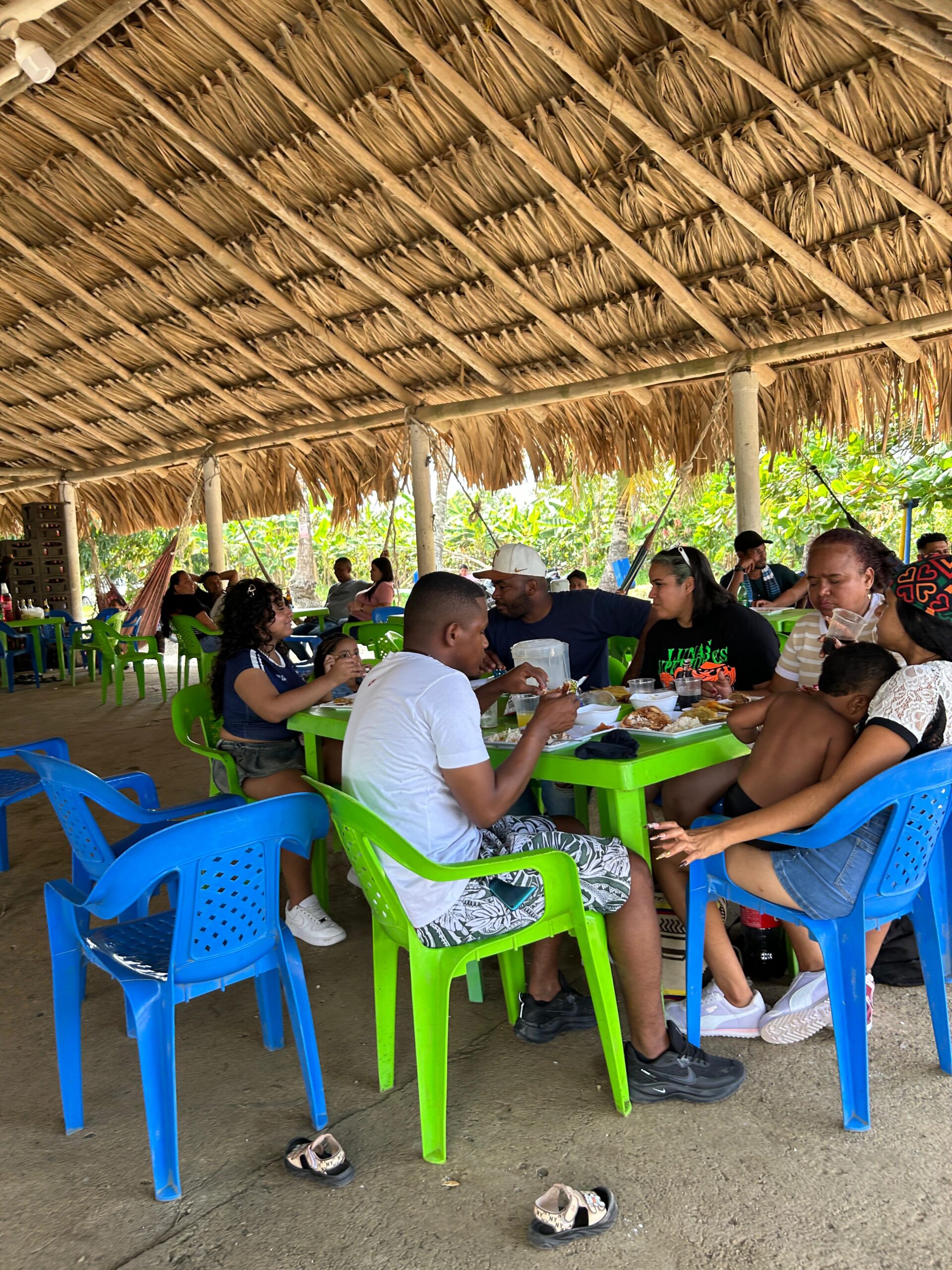 En nuestro restaurante campestre ofrecemos una experiencia gastronómica basada en la tradición, el sabor y la frescura de los ingredientes. Cada plato es preparado al momento en un ambiente natural y acogedor, pensado para que los visitantes disfruten no solo de la comida, sino también de un espacio tranquilo para compartir en familia y con amigos.