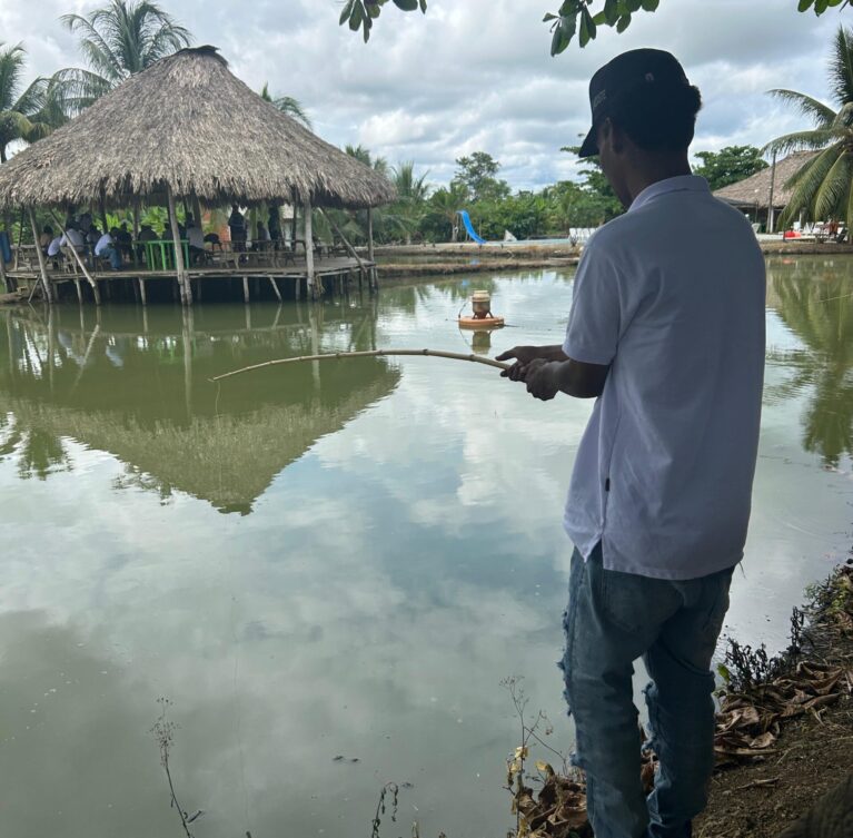 Disfruta una experiencia diferente y divertida en nuestros estanques piscícolas, ideales para compartir en familia, con amigos o simplemente relajarte mientras pescas tu propio pescado en un ambiente natural y tranquilo.