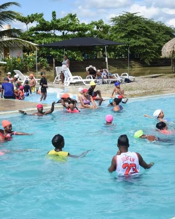 Disfruta de nuestras zonas recreativas y piscinas en un ambiente natural, ideal para relajarse, compartir y vivir momentos inolvidables junto a familiares y amigos. Contamos con espacios diseñados para brindar comodidad, entretenimiento y tranquilidad a visitantes de todas las edades.