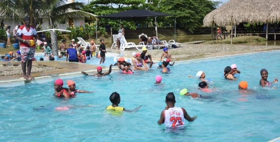Disfruta de nuestras zonas recreativas y piscinas en un ambiente natural, ideal para relajarse, compartir y vivir momentos inolvidables junto a familiares y amigos. Contamos con espacios diseñados para brindar comodidad, entretenimiento y tranquilidad a visitantes de todas las edades.