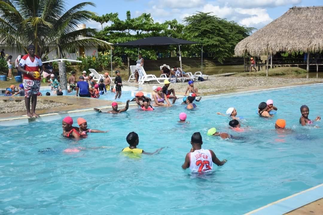 Disfruta de nuestras zonas recreativas y piscinas en un ambiente natural, ideal para relajarse, compartir y vivir momentos inolvidables junto a familiares y amigos. Contamos con espacios diseñados para brindar comodidad, entretenimiento y tranquilidad a visitantes de todas las edades.